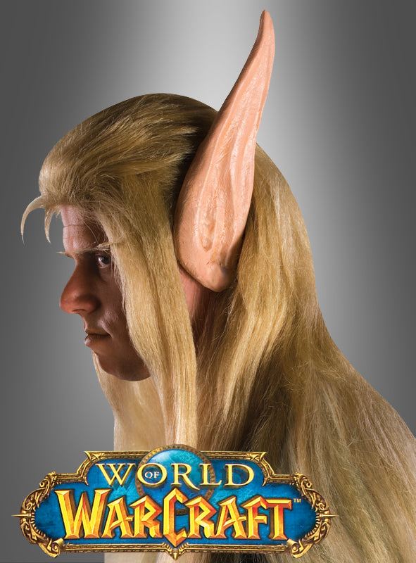 Eine Person, die eine lange blonde Perücke und große „Elfenohren“-Prothesen aus „World of Warcraft“ trägt, den Blick nach links gerichtet, mit einem „World of Warcraft“-Horde-Logo am unteren Rand – ein offizielles, von Blizzard lizenziertes Produkt.