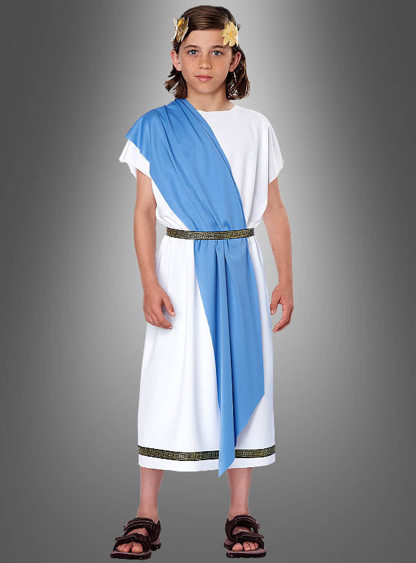 Ein Kind, gekleidet in die „Römer Toga für Kinder“ – mit weißer Tunika, blauer Schärpe, goldenem Gürtel und einem Lorbeerkranz als Kopfschmuck – steht vor einem grauen Hintergrund mit Farbverlauf und eignet sich somit ideal als römisches Kostüm für Mottopartys und Veranstaltungen.
