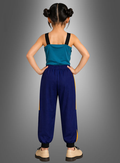 Ein Kind mit zwei Haarknoten steht mit dem Rücken zur Kamera und trägt ein blaugrünes Tanktop, eine blaue Hose mit gelben Akzenten und beigefarbene Schuhe vor einem grauen Hintergrund – ein perfektes Beispiel für den trendigen Look des „Cooles K-Pop Star Zomy“-Kostüms für Kinder, ideal für jeden jungen K-Pop-Fan.