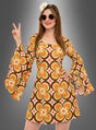 Eine Frau, die das waschbare 70er-Retro-Kleid „Nicky“ trägt, dazu eine runde Sonnenbrille und ein Blumenstirnband, zeigt vor einem grauen Hintergrund mit Farbverlauf das Peace-Zeichen.