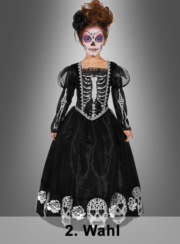 Ein Mädchen, das das „2. Wahl Deluxe Totenkopf-Kleid für Mädchen“ mit Skelett-Details trägt und dessen Gesicht mit Totenkopf-Make-up bemalt ist, steht vor einem grauen Hintergrund, auf dem unten der Schriftzug „2. Wahl“ zu sehen ist.