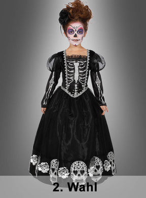 Ein Mädchen, das das „2. Wahl Deluxe Totenkopf-Kleid für Mädchen“ mit Skelett-Details trägt und dessen Gesicht mit Totenkopf-Make-up bemalt ist, steht vor einem grauen Hintergrund, auf dem unten der Schriftzug „2. Wahl“ zu sehen ist.