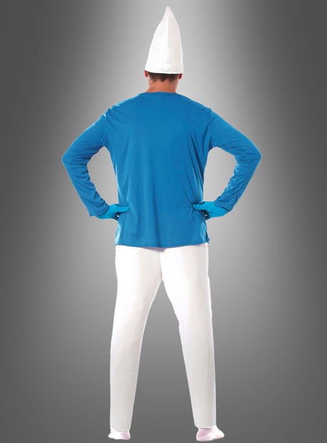 Eine Person steht mit den Händen in den Hüften, gekleidet im „Blauer Zwerg“-Herrenkostüm – bestehend aus einem blauen Hemd, einer weißen Hose, weißen Handschuhen und einem hohen weißen Hut – mit dem Rücken zur Kamera vor einem grauen Hintergrund mit Farbverlauf.