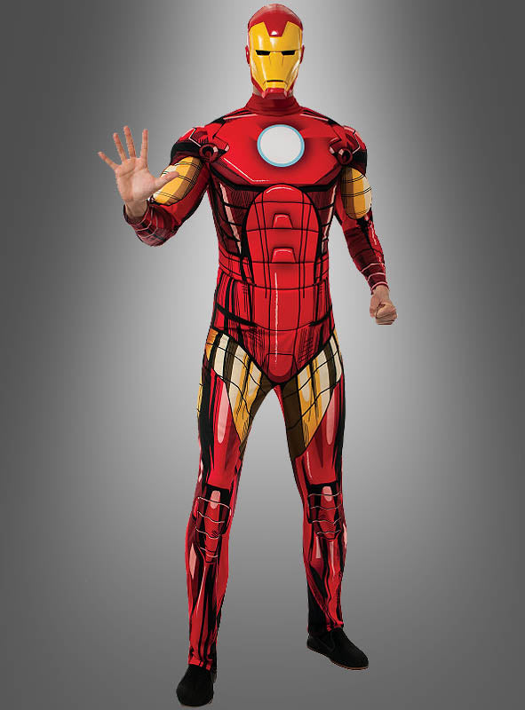 Eine Person, die das Iron Man Retro-Muskelkostüm trägt, steht mit einer erhobenen Hand vor einem grauen Hintergrund mit Farbverlauf.