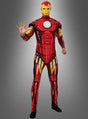 Eine Person, die das Iron Man Retro-Muskelkostüm trägt, steht mit einer erhobenen Hand vor einem grauen Hintergrund mit Farbverlauf.