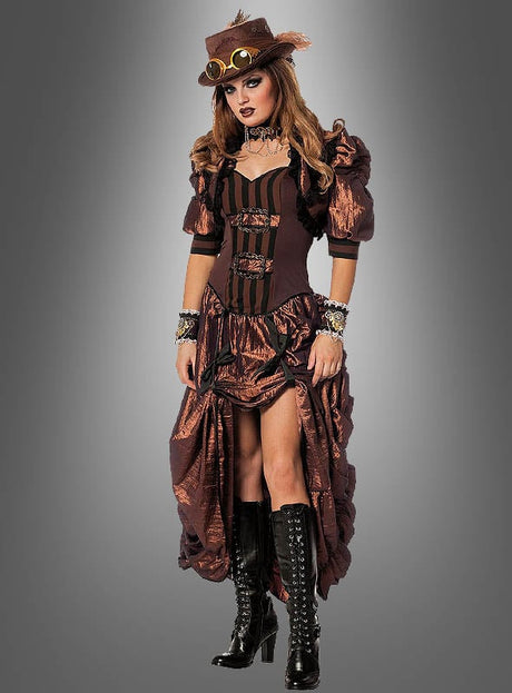 Eine Frau in einem sexy Steampunk-Kleid für Damen, kombiniert mit einem Korsettkleid, hohen Stiefeln, einem passenden Hut und einer Schutzbrille, steht vor einem grauen Hintergrund mit Farbverlauf in eleganter viktorianischer Mode.
