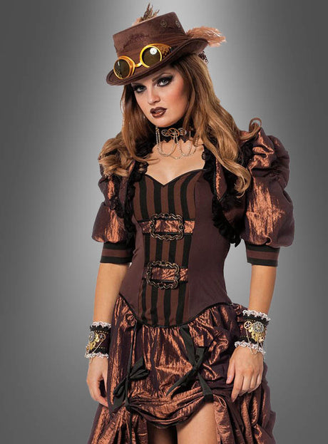 Eine Frau posiert elegant vor einem grauen Hintergrund und trägt das „Sexy Steampunk Kleid“ – ein braun-kupferfarbenes, viktorianisch inspiriertes Steampunk-Kleid für Damen, komplett mit Korsett, Puffärmeln, Handschuhen, einem Halsband und einem Zylinder, der mit einer Schutzbrille und einer Feder verziert ist.