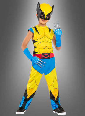 Ein Kind, das das Wolverine-Kinderkostüm von Marvel trägt – komplett mit Maske und Krallenhandschuhen –, steht vor einem grauen Hintergrund.