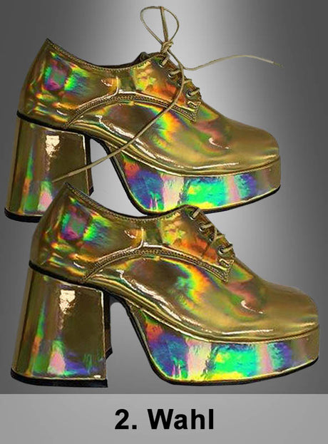 Ein Paar glänzende, holografisch-goldene Plateauschuhe „2. Wahl Hologramm Plateauschuhe 70er Disco Fever“ mit dickem Absatz und Schnürung ist vor einem grauen Hintergrund mit Farbverlauf abgebildet, darunter ist der Schriftzug „2. Wahl“ zu sehen.
