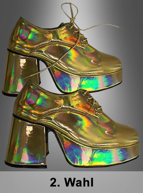 Ein Paar glänzende, holografisch-goldene Plateauschuhe „2. Wahl Hologramm Plateauschuhe 70er Disco Fever“ mit dickem Absatz und Schnürung ist vor einem grauen Hintergrund mit Farbverlauf abgebildet, darunter ist der Schriftzug „2. Wahl“ zu sehen.