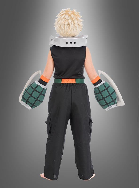 Eine Person mit einer stacheligen blonden Perücke, einem schwarzen, ärmellosen Oberteil, einer schwarzen Hose und großen grünen Handschuhen – ideal für ein Katsuki-Bakugo-Kostüm für Kinder aus „My Hero Academia“ – steht barfuß mit dem Rücken zur Kamera vor einem grauen Hintergrund mit Farbverlauf.