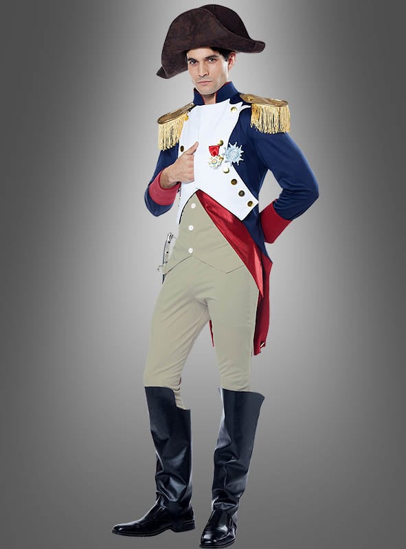 Eine Person in der Napoleon-Uniform für Herren – komplett mit Zweispitz, blauem Mantel, weißer Weste, beigen Hosen, schwarzen Stiefeln und Orden – steht vor einem grauen Hintergrund; das ideale Karnevalskostüm für Herren für alle Fans des französischen Kaisers.