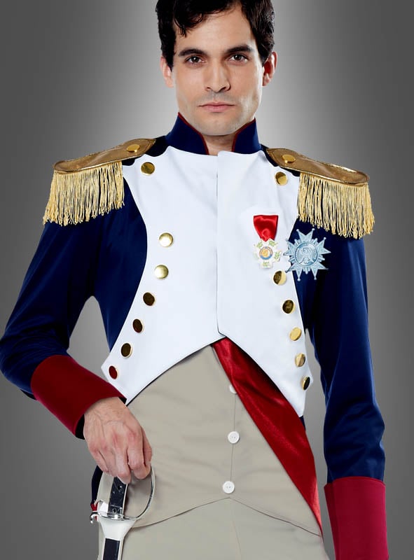 Ein Mann in der Napoleon-Uniform für Herren mit goldenen Knöpfen, Schulterfransen und Orden, der ein Schwert trägt, steht vor einem grauen Hintergrund mit Farbverlauf – ideal als Karnevalskostüm für Herren, inspiriert vom französischen Kaiser.