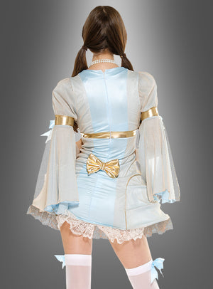 Eine Person, die ein sexy Barockkleid (Damenkostüm) in Hellblau und Gold mit Spitzenbesatz und Schleifen trägt, steht mit dem Rücken zur Kamera vor einem grauen Hintergrund.