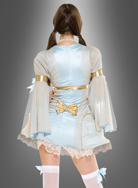 Eine Person, die ein sexy Barockkleid (Damenkostüm) in Hellblau und Gold mit Spitzenbesatz und Schleifen trägt, steht mit dem Rücken zur Kamera vor einem grauen Hintergrund.