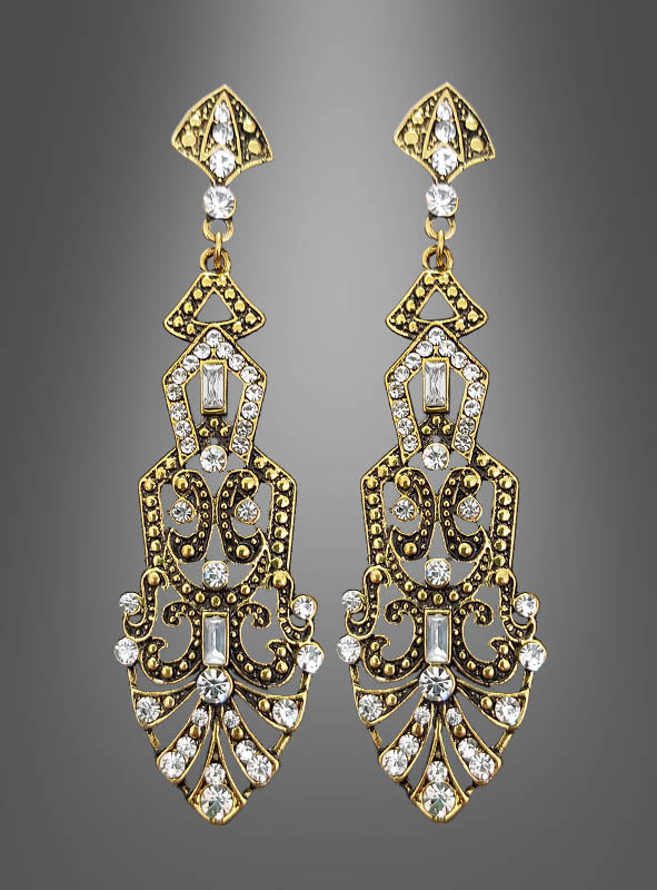 Goldene Ohrringe mit Perlen oder Edelsteinen, verziert mit filigranen Mustern und funkelnden, klaren Edelsteinen, die an elegante goldene Ohrringe erinnern, präsentiert vor einem grauen Farbverlaufshintergrund.