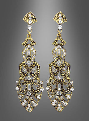 Goldene Ohrringe mit Perlen oder Edelsteinen, verziert mit filigranen Mustern und funkelnden, klaren Edelsteinen, die an elegante goldene Ohrringe erinnern, präsentiert vor einem grauen Farbverlaufshintergrund.
