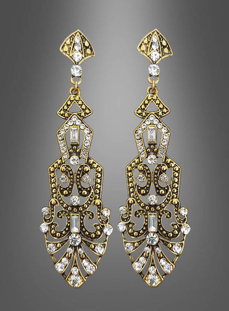 Goldene Ohrringe mit Perlen oder Edelsteinen, verziert mit filigranen Mustern und funkelnden, klaren Edelsteinen, die an elegante goldene Ohrringe erinnern, präsentiert vor einem grauen Farbverlaufshintergrund.