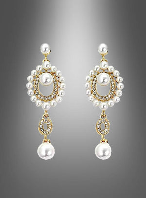 Goldene Ohrringe mit Perlen oder Edelsteinen, verziert mit weißen Perlenakzenten und klaren Strasssteinen in runden und ovalen Designs vor einem grauen Farbverlaufshintergrund. Diese eleganten Ohrringe verbinden den zeitlosen Charme von Perlenohrringen mit funkelnden Details und sorgen so für einen stilvollen Auftritt.