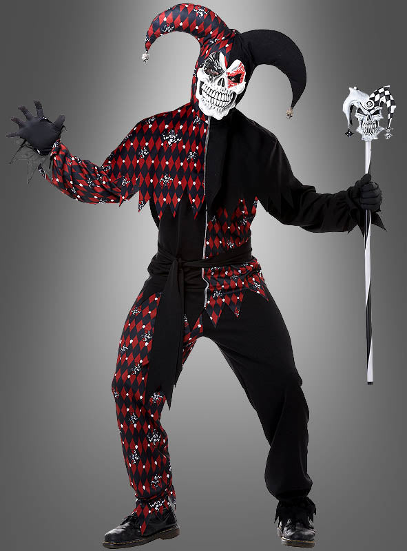 Eine Person im „Psycho Jester“-Narrenkostüm für Herren, komplett mit Totenkopfmaske, schwarz-rotem Narrenkostüm im Harlekin-Muster und passendem Stab, steht vor einem schlichten grauen Hintergrund – ein unvergessliches Halloween-Kostüm für Herren.