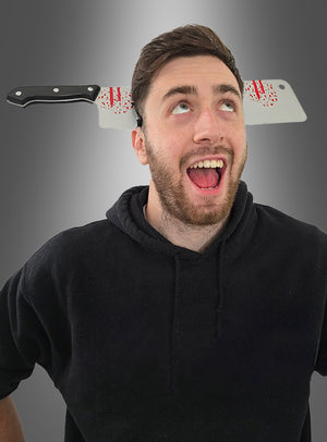 Ein Mann in einem schwarzen Kapuzenpulli trägt das Halloween-Accessoire „Horror Haarreif Werkzeuge im Kopf“, das den Anschein erweckt, als würde ein blutiges Hackmesser durch seinen Kopf ragen.