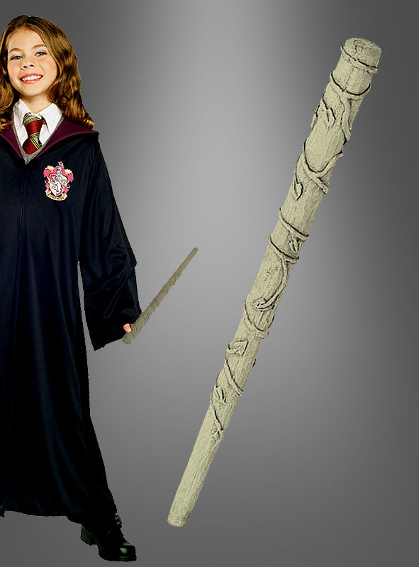 Ein Mädchen in einer schwarzen Robe mit einem Gryffindor-Abzeichen hält den Hermine-Granger-Zauberstab in der Hand; daneben ist auf grauem Hintergrund eine größere Nahaufnahme des offiziell lizenzierten Zauberstabs zu sehen.