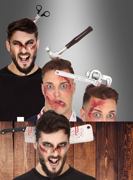 Drei Männer, die jeweils ein Stirnband von „Horror Haarreif Werkzeuge im Kopf“ mit inszenierten Wunden und Spielzeugwaffen (Schere, Hammer, Rohrzange, Hackmesser und Messer) tragen, scheinen mit realistischen Bluteffekten angegriffen zu werden. Der unterste Mann steht vor einer Kulisse aus Holzbrettern.