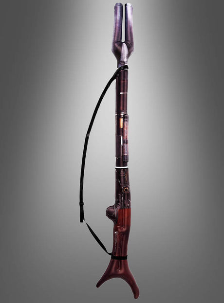 Ein Kontrafagott, ein großes Holzblasinstrument mit einem gebogenen Metallrohr und einem dunkelrotbraunen Korpus, steht aufrecht vor einem grauen Hintergrund mit Farbverlauf; seine dramatische Silhouette erinnert an den aufblasbaren Mandalorianer-Blaster aus „Star Wars“.