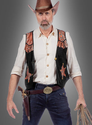 Ein Mann in Cowboy-Kleidung steht mit dem Blick nach vorne, trägt einen Hut, ein weißes Hemd, eine bestickte Weste, Jeans und einen „Pistolengürtel Cowboy Western Holster“ mit Schnalle und Holster, während er ein Seil in der Hand hält.