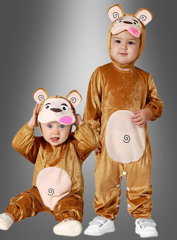 Zwei kleine Kinder tragen passende „Lustige Affenkostüme für Kinder“ aus braunem Stoff mit rosa Wangen und verspielten Wirbelverzierungen – perfekt für den Kinderfasching oder alle, die eine charmante Alternative zum traditionellen Tierkostüm „Affe“ suchen –, während sie vor einem grauen Hintergrund mit Farbverlauf posieren.