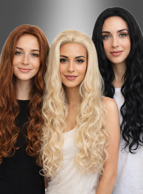 Drei Frauen mit langen, welligen Haaren in Rot, Blond und Schwarz stehen nebeneinander vor einem grau verlaufenden Hintergrund – jede präsentiert die Deluxe-Lockenperücke „Amelia“ in verschiedenen Farben als perfektes Accessoire für das Karnevalskostüm. Alle tragen ärmellose Oberteile und blicken in die Kamera.