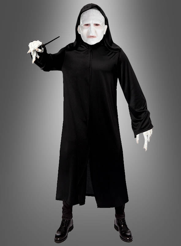 Hier ist eine überarbeitete Version Ihres Satzes unter Verwendung der angegebenen Produktdaten: Eine Person in einem schwarzen Kapuzengewand und einer weißen Maske, die einen Zauberstab in der Hand hält und vor einem grauen Hintergrund mit Farbverlauf steht – ideal für alle, die nach dem Herren-Kostüm „Lord Voldemort“ aus Harry Potter suchen.