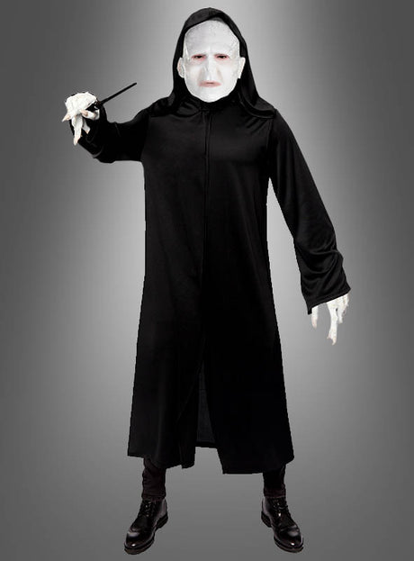Hier ist eine überarbeitete Version Ihres Satzes unter Verwendung der angegebenen Produktdaten: Eine Person in einem schwarzen Kapuzengewand und einer weißen Maske, die einen Zauberstab in der Hand hält und vor einem grauen Hintergrund mit Farbverlauf steht – ideal für alle, die nach dem Herren-Kostüm „Lord Voldemort“ aus Harry Potter suchen.