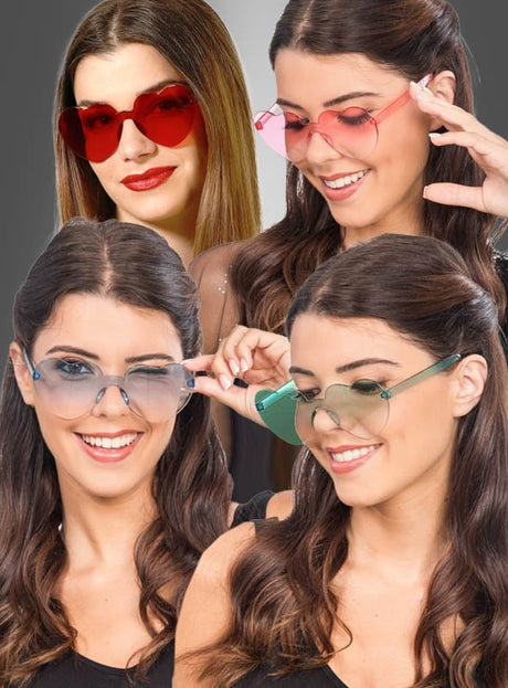 Eine Frau mit langen braunen Haaren präsentiert vier verschiedene Modelle der „Herzbrille Karneval zum Kostüm“-Sonnenbrillen in leuchtenden Rot-, Rosa-, Blau- und Grüntönen vor einem grauen Hintergrund und zeigt damit verspielte Modelle, die sich perfekt für jede Karnevalsfeier eignen.