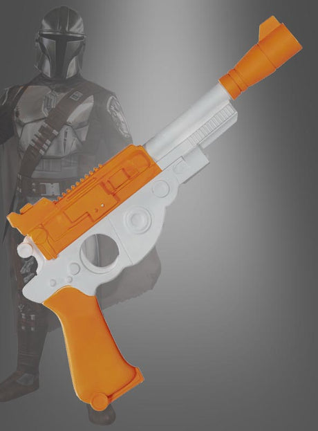 Der „Star Wars Mandalorian Blaster“ (33 cm) in auffälligem Orange und Weiß im Sci-Fi-Look wird vor einer verschwommenen Figur präsentiert, die ein Mandalorianer-Kostüm und einen Helm trägt – ideal für Fans, die sich eine authentische Star-Wars-Waffe oder einen Mandalorianer-Blaster wünschen.