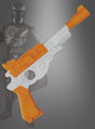 Der „Star Wars Mandalorian Blaster“ (33 cm) in auffälligem Orange und Weiß im Sci-Fi-Look wird vor einer verschwommenen Figur präsentiert, die ein Mandalorianer-Kostüm und einen Helm trägt – ideal für Fans, die sich eine authentische Star-Wars-Waffe oder einen Mandalorianer-Blaster wünschen.