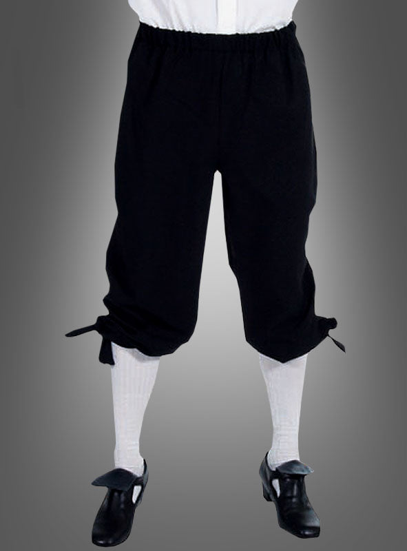 Eine Person, die eine schwarze Barock-Kniebundhose, weiße Strümpfe und schwarze Schuhe mit Schnallen trägt, steht vor einem grauen Hintergrund – ideal für Karneval oder Mottopartys.