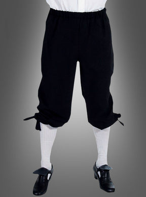 Eine Person, die eine schwarze Barock-Kniebundhose, weiße Strümpfe und schwarze Schuhe mit Schnallen trägt, steht vor einem grauen Hintergrund – ideal für Karneval oder Mottopartys.