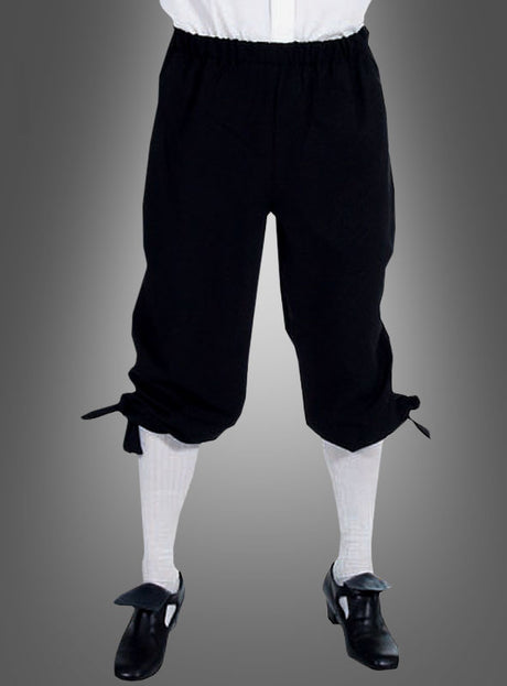 Eine Person, die eine schwarze Barock-Kniebundhose, weiße Strümpfe und schwarze Schuhe mit Schnallen trägt, steht vor einem grauen Hintergrund – ideal für Karneval oder Mottopartys.