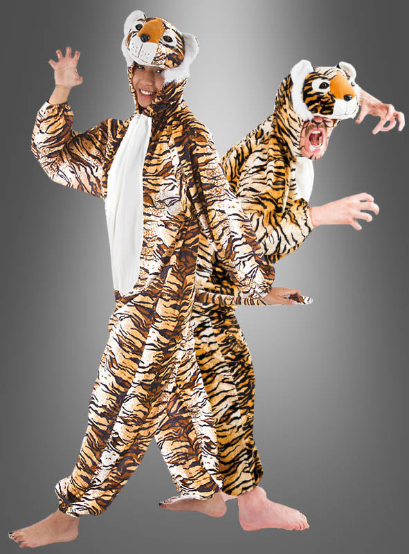 Im Tigerkostüm für Erwachsene nehmen zwei Personen vor einem schlichten grauen Hintergrund verspielte Posen ein: Die eine steht und lächelt, während die andere in die Hocke geht und eine brüllende Geste macht.