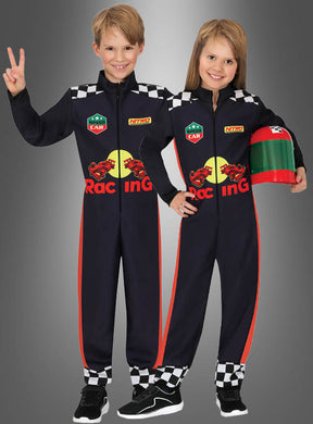 Zwei Kinder in identischen Rennfahrer-Overalls mit Karomuster und Logos; eines hält einen Helm in der Hand, während das andere das Peace-Zeichen macht.