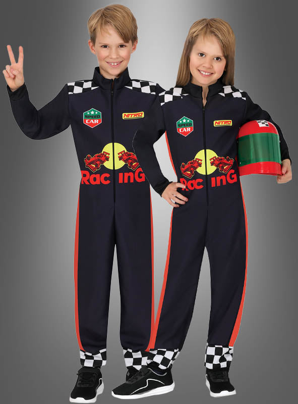 Zwei Kinder in identischen Rennfahrer-Overalls mit Karomuster und Logos; eines hält einen Helm in der Hand, während das andere das Peace-Zeichen macht.