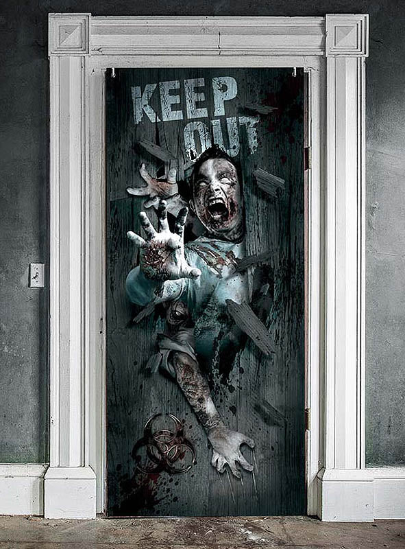 Verwandeln Sie Ihren Eingangsbereich mit der Halloween-Türdekoration (180 x 80 cm), die ein gruseliges Motiv eines Zombies zeigt, der mit ausgestreckten Händen durch die Tür bricht, während darüber in großen Buchstaben „KEEP OUT“ steht – ein ideales Zombie-Türposter für Halloween. Das Design umfasst einen Hintergrund aus alter, abgenutzter Wand und Boden, um die gruselige Atmosphäre noch zu verstärken.