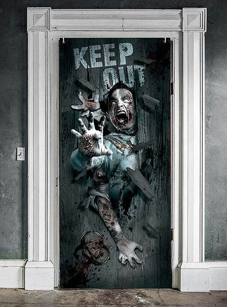 Verwandeln Sie Ihren Eingangsbereich mit der Halloween-Türdekoration (180 x 80 cm), die ein gruseliges Motiv eines Zombies zeigt, der mit ausgestreckten Händen durch die Tür bricht, während darüber in großen Buchstaben „KEEP OUT“ steht – ein ideales Zombie-Türposter für Halloween. Das Design umfasst einen Hintergrund aus alter, abgenutzter Wand und Boden, um die gruselige Atmosphäre noch zu verstärken.