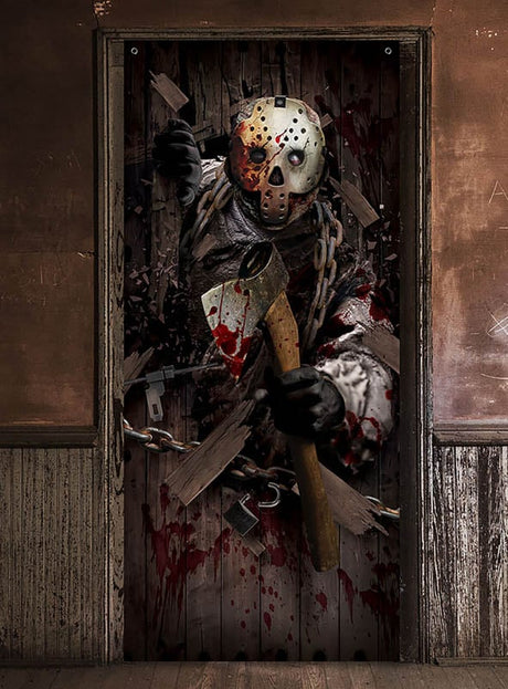 Eine gruselige Halloween-Türdekoration im Format 180 x 80 cm zeigt eine Person mit einer Eishockeymaske, die eine blutige Axt schwingt und scheinbar eine mit Vorhängeschlössern gesicherte Holztür durchbricht. Blutspritzer bedecken die Tür und die Umgebung, wodurch diese „Axt-Mörder“-Dekoration der perfekte Schreck für jeden gespenstischen Eingangsbereich ist.