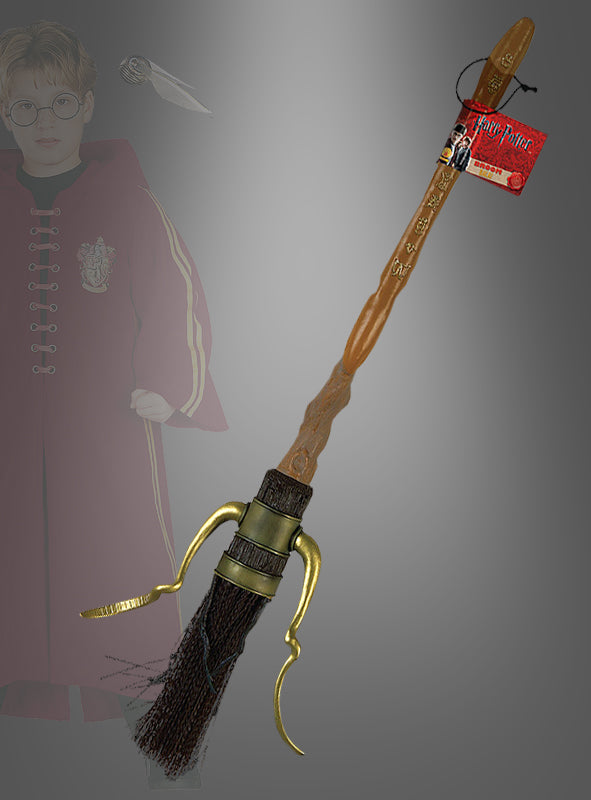 Ein einzelner Harry-Potter-Feuerblitz-Besen mit goldenen Fußstützen und einem Anhänger, präsentiert vor einem grauen Hintergrund, auf dem die schemenhafte Silhouette eines Kindes in einem roten Umhang und mit Brille zu sehen ist, die an den legendären fliegenden Harry-Potter-Besen erinnert.