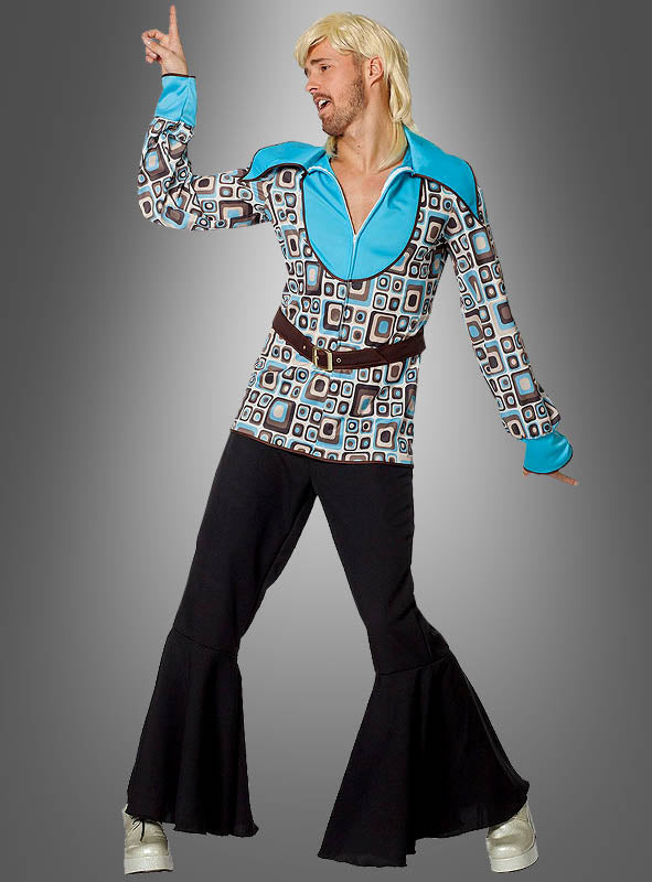 Eine Person, die ein „70er Retro Star“-Herrenhemd und eine Schlaghose im klassischen 70er-Jahre-Stil trägt, dazu Plateauschuhe, posiert in einer Tanzhaltung vor einem grauen Hintergrund.