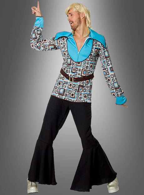Eine Person, die ein „70er Retro Star“-Herrenhemd und eine Schlaghose im klassischen 70er-Jahre-Stil trägt, dazu Plateauschuhe, posiert in einer Tanzhaltung vor einem grauen Hintergrund.