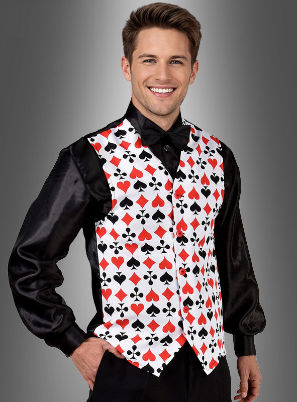 Ein Mann in schwarzem Hemd und Fliege kombiniert diese mit der „Spielkarten Weste Casino Style“ – einer weißen Weste mit einem auffälligen rot-schwarzen Spielkartenmuster –, wodurch er vor einem grauen Hintergrund das perfekte Casino-Outfit präsentiert.