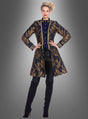 Vor einem schlichten grauen Hintergrund steht eine Frau, die eine lange, marineblaue „Luxus Barock Brokat Jacke Damen“ mit Goldstickerei trägt, dazu schwarze Hosen und schwarze Stiefel mit hohen Absätzen.